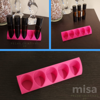 Suporte rosa plástico com cavidades em forma de gota a organizar frascos castanhos e tampa preta sobre superfície preta