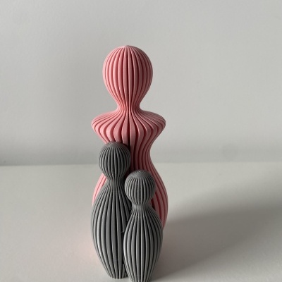 Figuras decorativas rosa e cinzentas de material texturizado sobre superfície branca