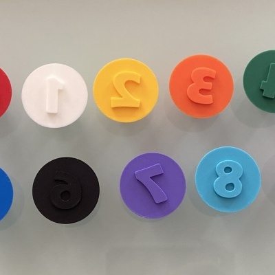 Tampas redondas de plástico coloridas com números em relevo