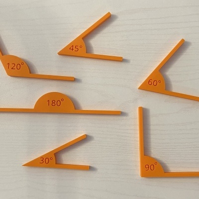 Conjunto de goniômetros laranja com vários ângulos marcados