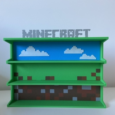 Prateleira decorada com tema Minecraft e texto MINECRAFT no topo