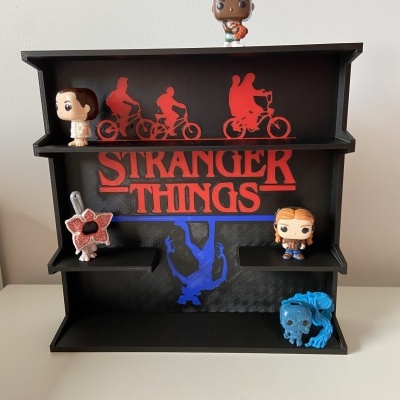 Estante preta Stranger Things com figuras Funko Pop coloridas