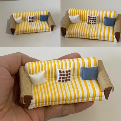 Miniatura de sofá riscas amarelas com almofadas coloridas
