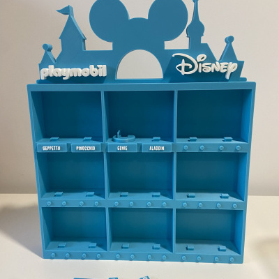 Organizador azul Playmobil Disney com divisórias e etiquetas com nomes de personagens