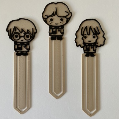 Três marcadores de livro com figuras de personagens em plástico