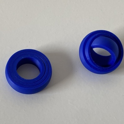 Dois anéis azuis de plástico sobre uma superfície branca