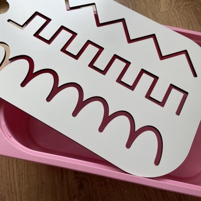 Bandeja rosa de plástico com tampa branca decorativa com padrões geométricos recortados