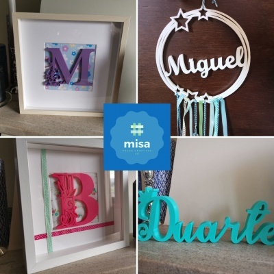 Artigos decorativos com letras molduradas e nomes em madeira em várias cores e padrões