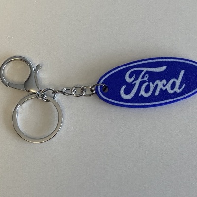 Chaveiro azul com texto Ford em branco