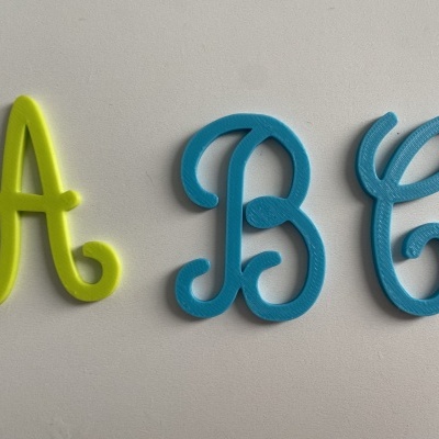 Letras de plástico coloridas A amarela e B C azuis