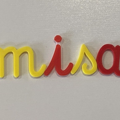 Letras acrílicas coloridas formando a palavra 'misa' sobre fundo branco