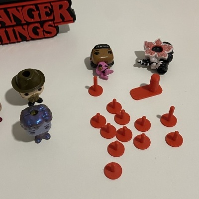 Miniaturas Funko Pop de Stranger Things com bases vermelhas e suporte com texto