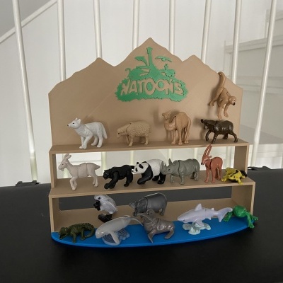 Expositor com figuras de animais HATOONS em madeira