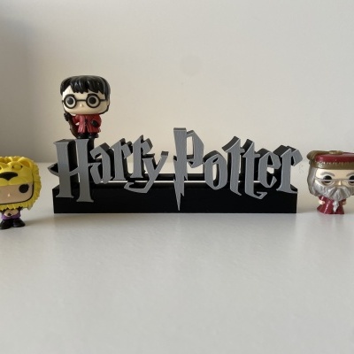 Três figuras Funko Pop em fundo branco com palavra 'Harry Potter'