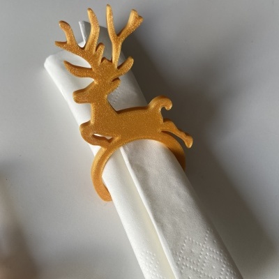 Argola de guardanapo dourada em forma de rena com guardanapo branco