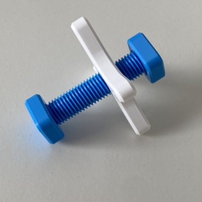 Parafuso manual azul e branco de plástico sobre superfície cinza