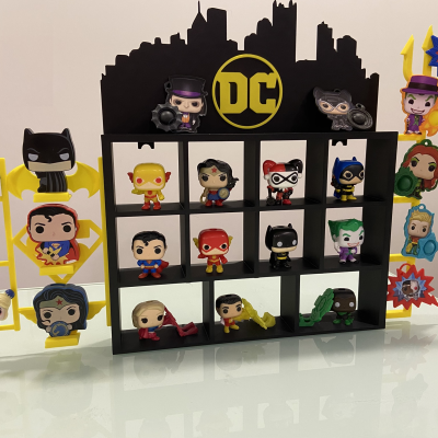 Suporte com miniaturas colecionáveis DC Comics coloridas