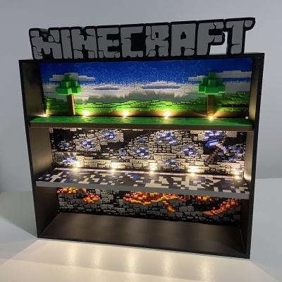 Expositor preto de madeira com decoração temática do Minecraft e luzes LED.