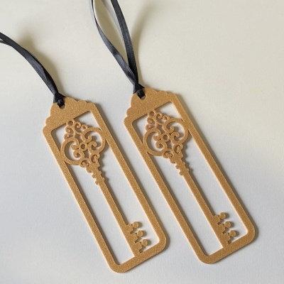 Marcadores de livros em forma de chave com fita preta