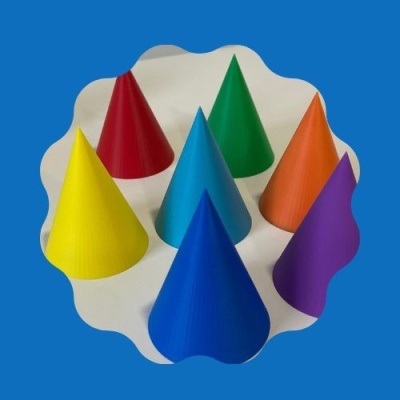 Sete cones coloridos de plástico em fundo branco e azul.