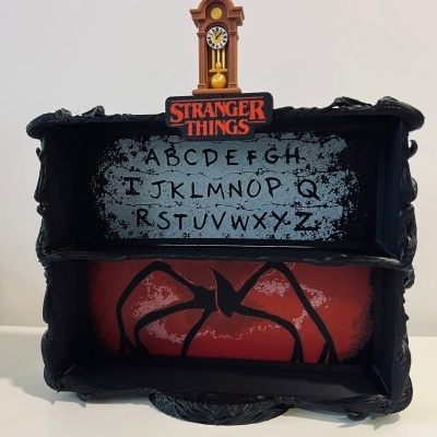 Caixa decorativa Stranger Things com alfabeto e relógio