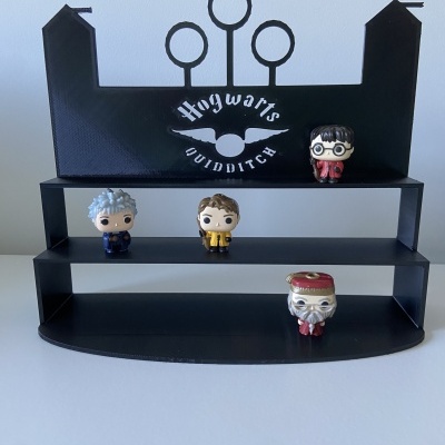 Suporte preto para figuras colecionáveis com tema de Hogwarts Quidditch