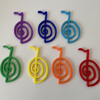 Marcadores de livros coloridos em forma de clave de sol sobre fundo branco