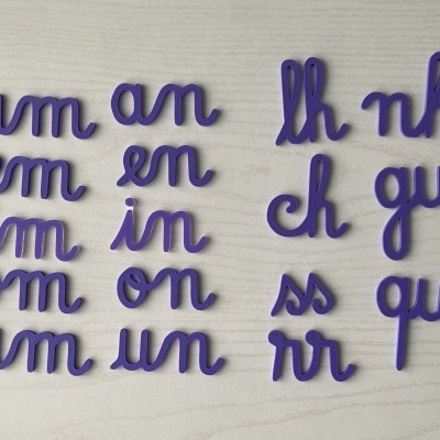 Conjuntos de letras azuis escuras em pares sobre superfície clara