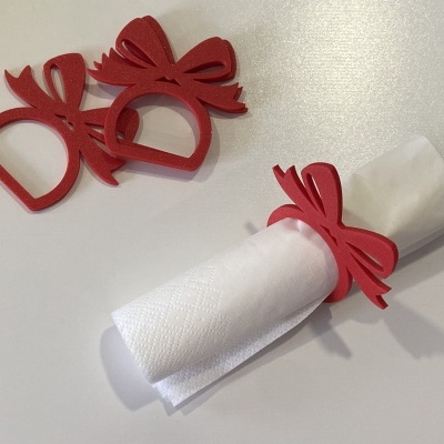 Argolas vermelhas para guardanapos em forma de laço com guardanapo branco