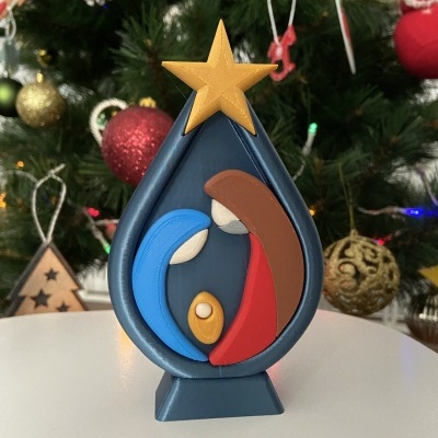 Figura de presépio de plástico com base e estrela amarela, frente a uma árvore de Natal decorada