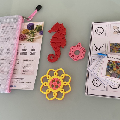 Kit de brinquedos fidget com peças coloridas e folhetos informativos em português