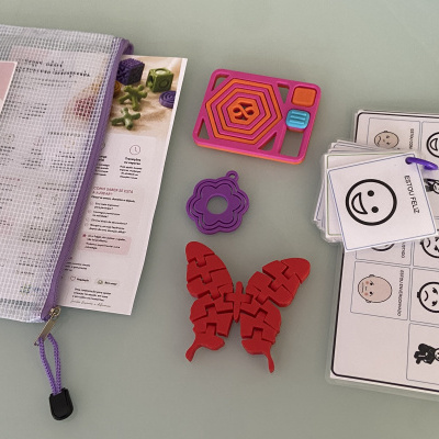 Kit de fidget toys com bolsa, brinquedos coloridos e folhas ilustradas