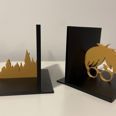 Suportes de livros metálicos preto e dourado com castelo e cabelo com óculos redondos