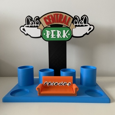 Suporte azul com sofá laranja e placa CENTRAL PERK