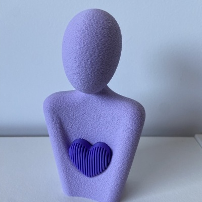 Escultura lilás abstrata com coração roxo no peito