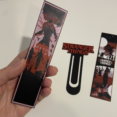 Marcadores de livros temáticos da série Stranger Things com cores vermelho e preto