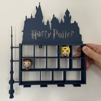 Expositor de parede azul escuro com tema Harry Potter e figuras colecionáveis