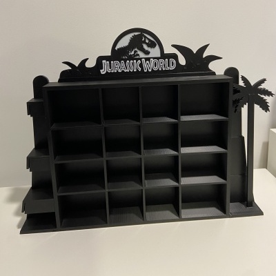 Expositor preto Jurassic World com várias divisórias e decoração de dinossauro e palmeira
