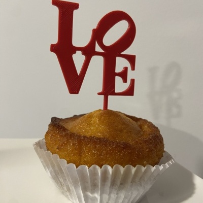 Cupcake amarelo num papel branco com topo decorativo vermelho a dizer LOVE