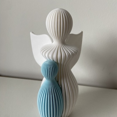 Dois vasos cerâmicos decorativos, branco e azul, com textura ondulada e design em camadas