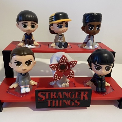 Figuras Funko Pop Stranger Things em suporte vermelho e preto