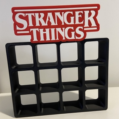 Organizador preto com texto STRANGER THINGS vermelho e branco