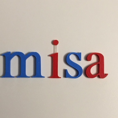 Letras coloridas formando a palavra 'misa' na parede