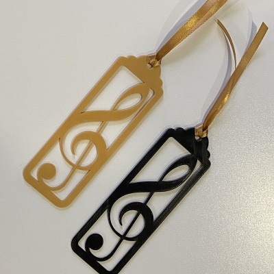 Marcadores de livros dourado e preto com clave musical e fita dourada