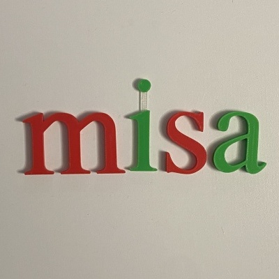 Letras coloridas formando a palavra misa numa superfície branca
