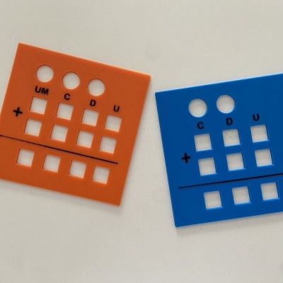 Duas placas coloridas com recortes e texto educativo para cálculo