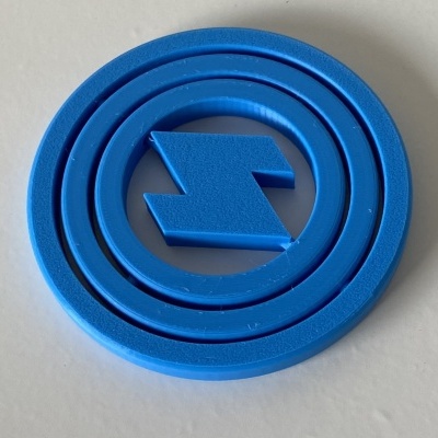 Objeto redondo azul com símbolo de raio no centro