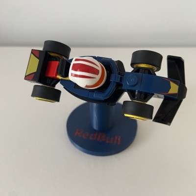 Miniatura de carro de Fórmula 1 azul com base RedBull