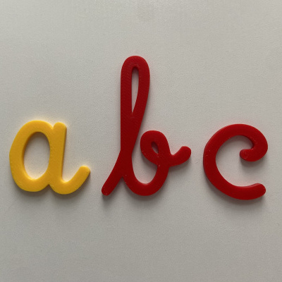 Letras plásticas coloridas a formar alc sobre fundo branco