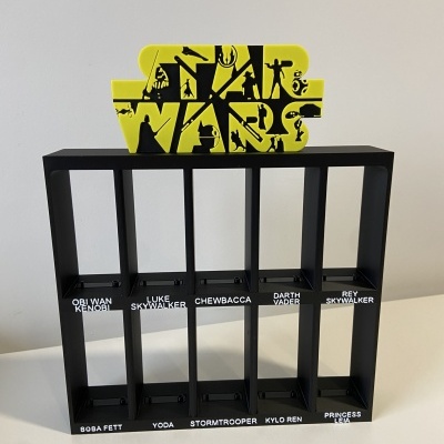 Expositor preto para figuras de ação Star Wars com placa amarela decorativa com texto STAR WARS